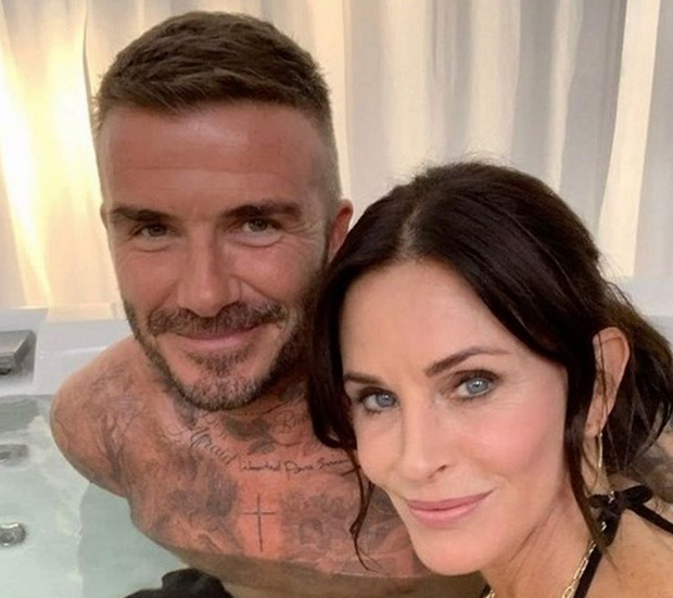 Моника из “Пријатеља” је направила селфи са Бекамом, а интернет гори због места на које је ставила руку (ФОТО)